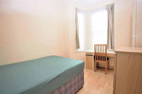 2 bedroom flat to rent, Wightman Road, Hornsey / Turnpike Lane N8
