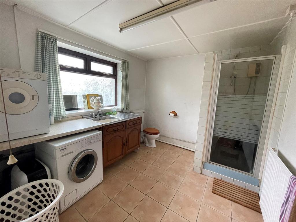 Utility Shower Room