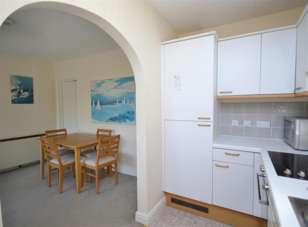 8 Kitchen.jpg