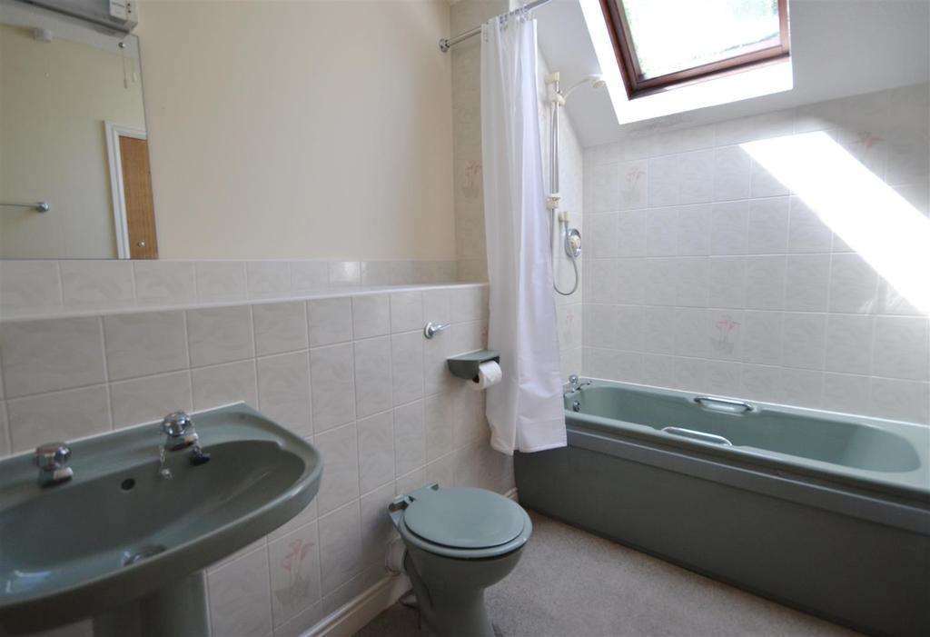 10 Bathroom.jpg