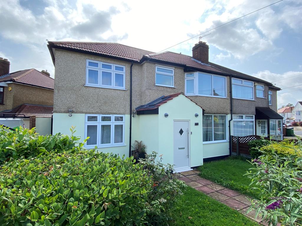 Clinton Avenue, Welling, Kent, DA16 2DY 4 bed semidetached house £