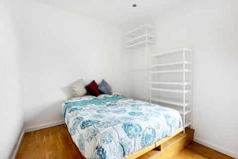Studio to rent, Radford House,  Pembridge Gardens,  W2