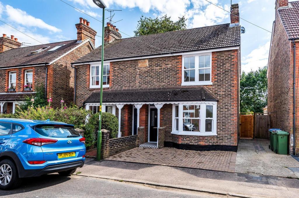 Swindon Road, Horsham, RH12 3 bed semidetached house £465,000