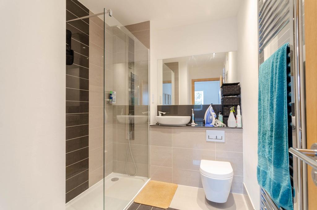 Back Bedroom En-Suite