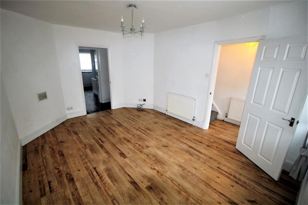 Eleanor Cross Road, Waltham Cross 3 bed terraced house £1,400 pcm (£323 pw)