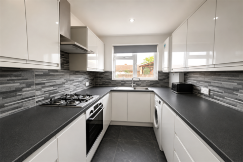 2 bedroom maisonette to rent, Barncroft Road, Loughton, IG10