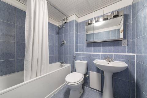 2 bedroom flat to rent, The Water Gardens, London
