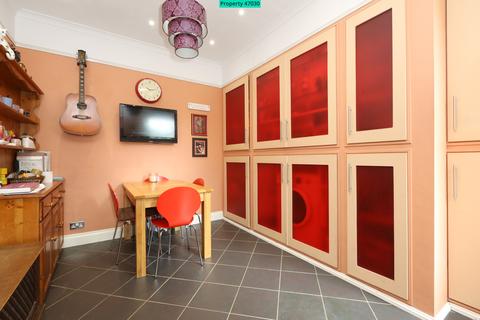6 Clifton Road, London, N3 2AR