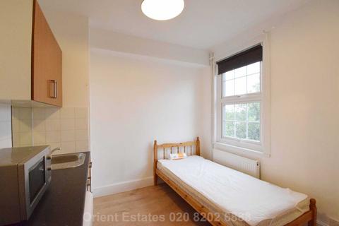 Studio to rent, Station Road, London