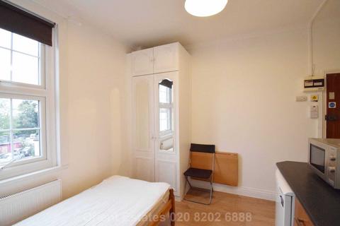 Studio to rent, Station Road, London