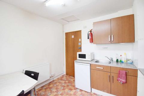 Studio to rent, Station Road, London