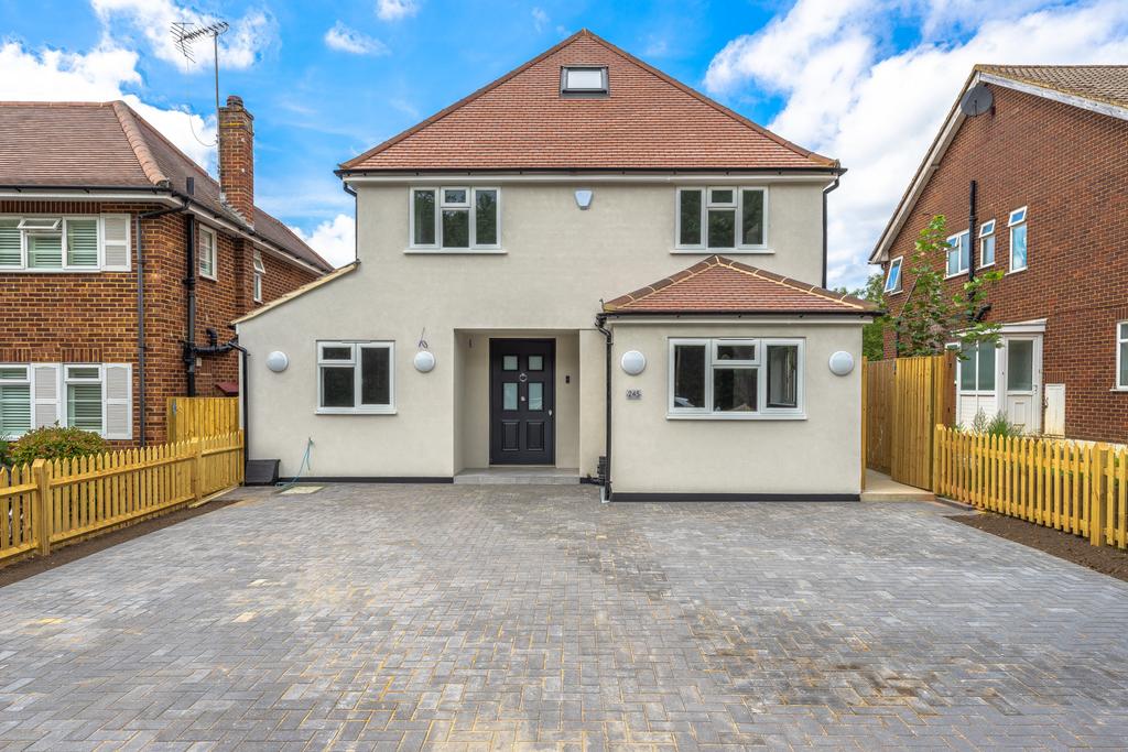 London Road, Stoneleigh, KT17 5 bed detached house £1,095,000