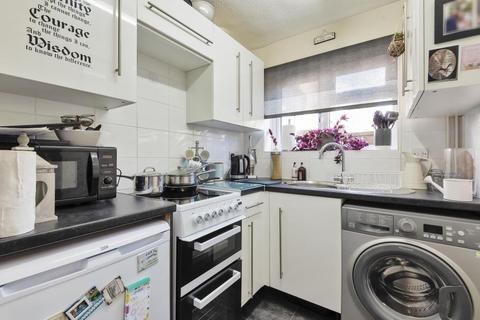 6b Streets Heath, West End, Woking, GU24 9RB