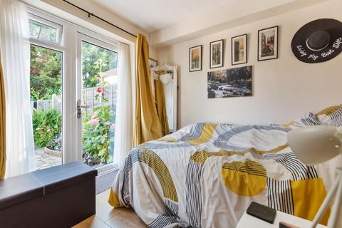 6b Streets Heath, West End, Woking, GU24 9RB
