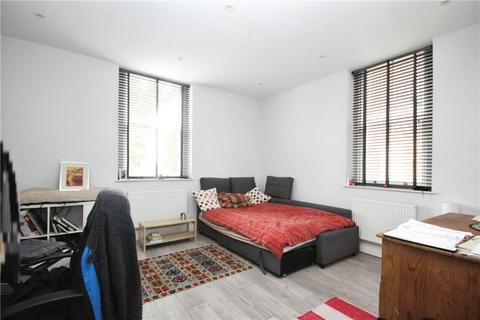 Studio to rent, Streatham Common North, London, SW16