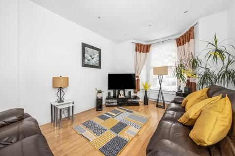 Flat B, 14 Dowanhill Road, London, SE6 1HJ