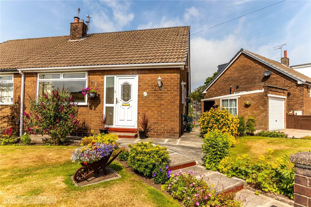 Clough Road, Shaw, Oldham, OL2 3 bed bungalow £230,000