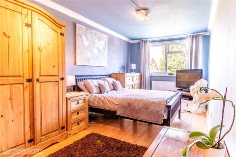 6 Clough Road, Shaw, Oldham, OL2 8QD