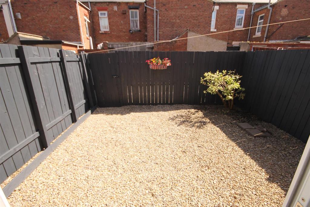 Rear courtyard style garden