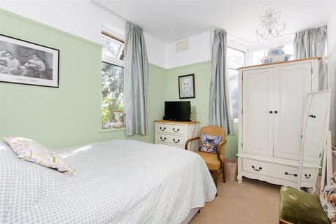 3 Meadow Close, Chislehurst, BR7 6JB
