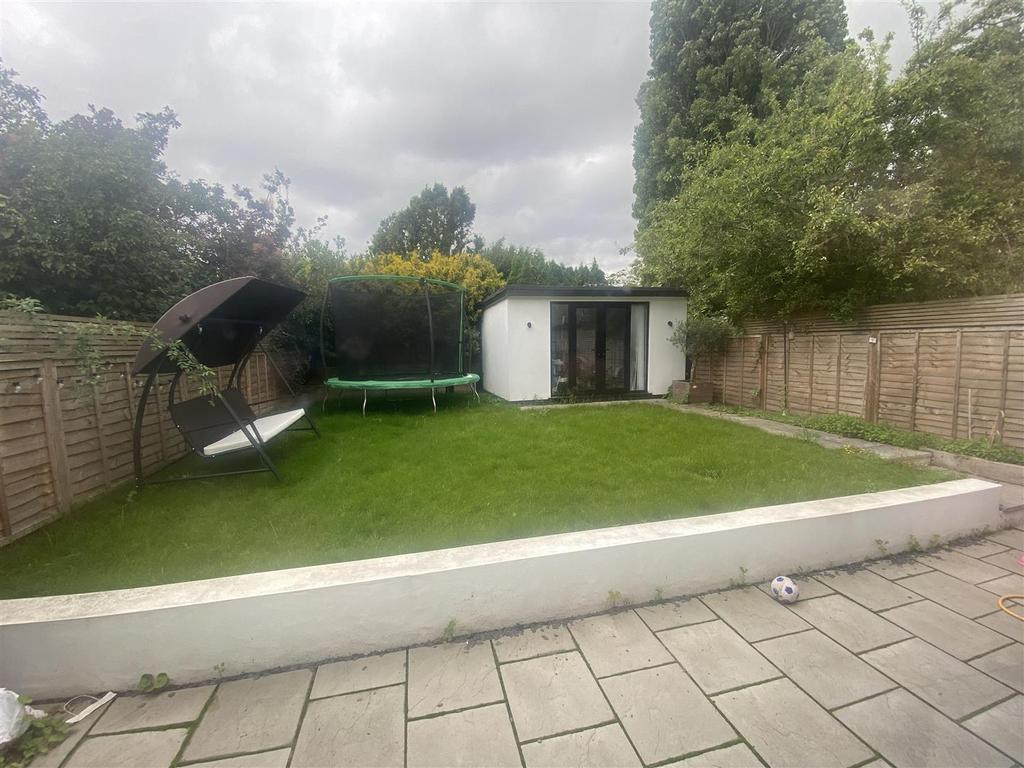 The Fairway, Ruislip 4 bed detached house £2,400 pcm (£554 pw)