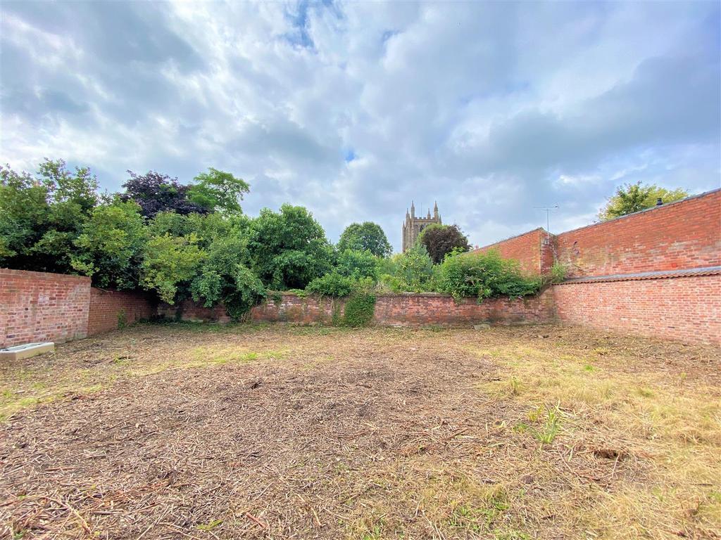 East Street, Hereford 3 bed property with land £250,000