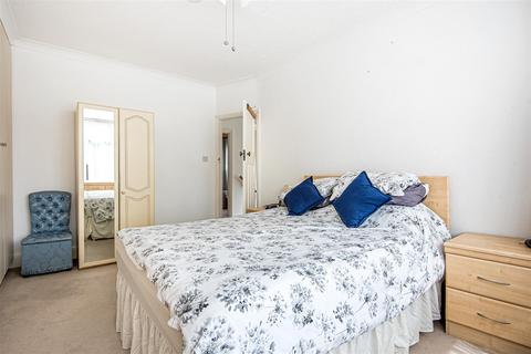 19 Hill Crescent, Worcester Park, KT4 8NB