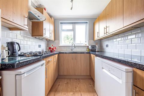 19 Hill Crescent, Worcester Park, KT4 8NB
