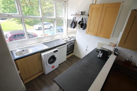 6 bedroom end of terrace house to rent, Knowle Avenue, Burley, Leeds, LS4 2PQ
