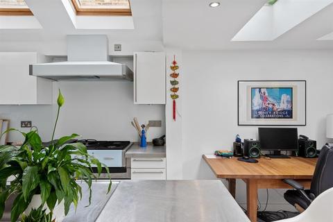 19 Harcombe Road, London, N16 0RX
