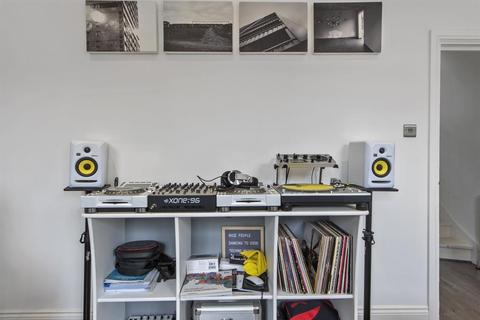 19 Harcombe Road, London, N16 0RX