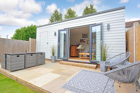 6 Wold Close, Gossops Green, Crawley, RH11 8LG