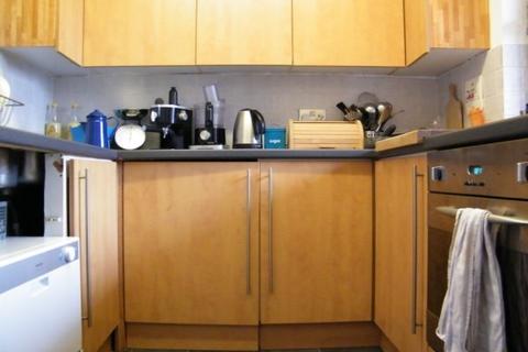 2 bedroom flat to rent, Stag Court - NORBITON