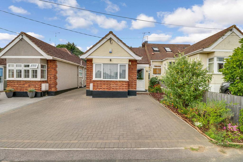 Rayleigh Avenue, Leighonsea, SS9 2 bed semidetached bungalow £325,000