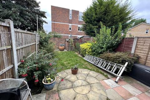 29 Kesteven Close, Ilford, IG6 3EP