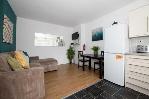 4 bedroom maisonette to rent, Darley House, Salford