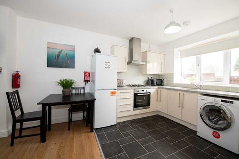 4 bedroom maisonette to rent, Darley House, Salford