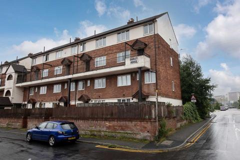 4 bedroom maisonette to rent, Darley House, Salford