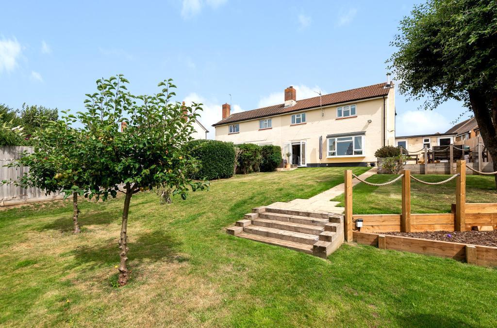 Palfrey Heights, Brantham, CO11 1SG 3 bed semidetached house £275,000
