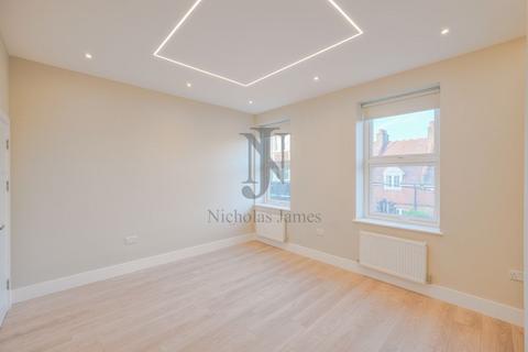 3 bedroom apartment to rent, High Street, Southgate, London N14