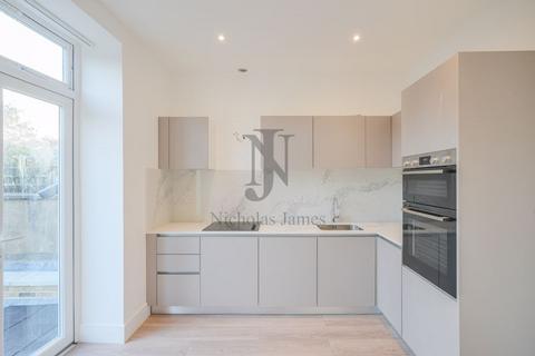 3 bedroom apartment to rent, High Street, Southgate, London N14