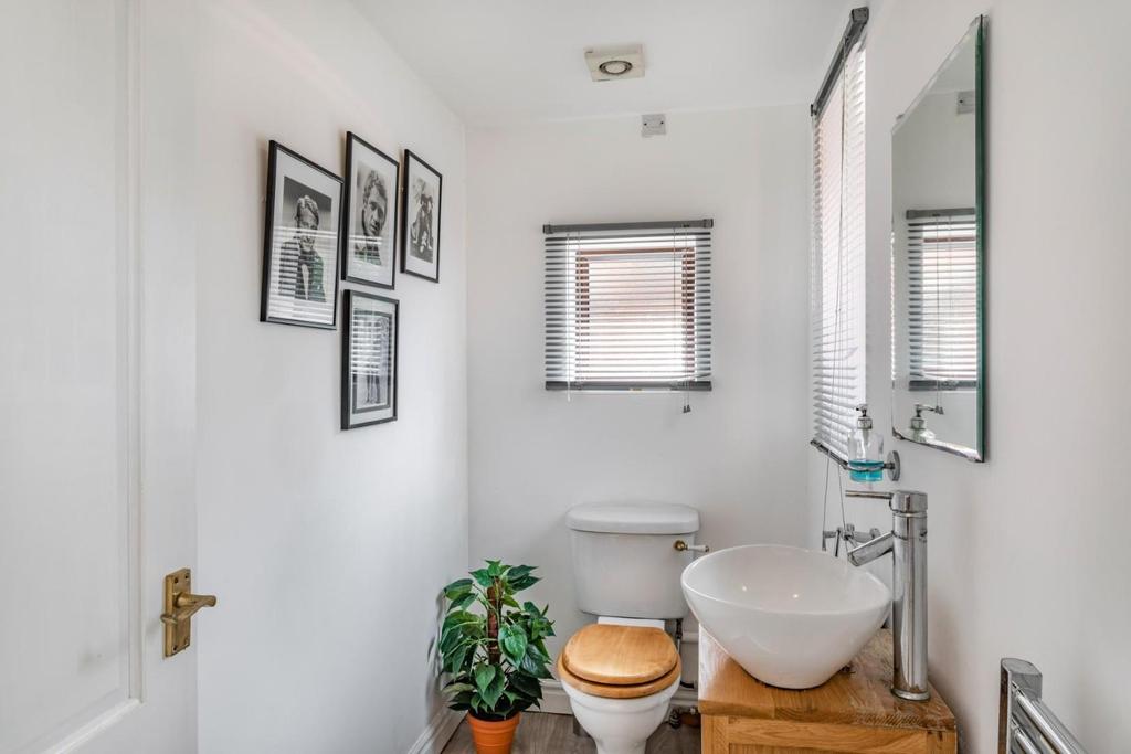 Glenfield downstairs wc.jpg