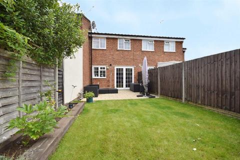 2 Field End, Farnham, GU9 9HZ