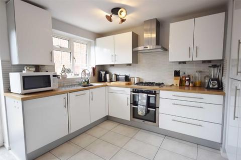 2 Field End, Farnham, GU9 9HZ
