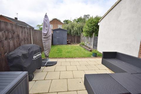 2 Field End, Farnham, GU9 9HZ