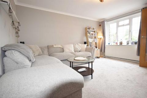 2 Field End, Farnham, GU9 9HZ