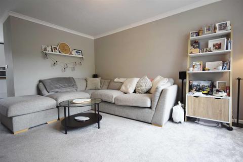 2 Field End, Farnham, GU9 9HZ