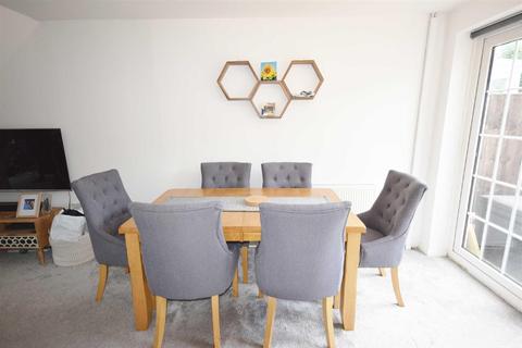 2 Field End, Farnham, GU9 9HZ