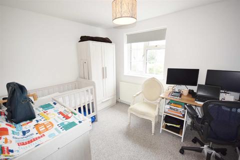 2 Field End, Farnham, GU9 9HZ