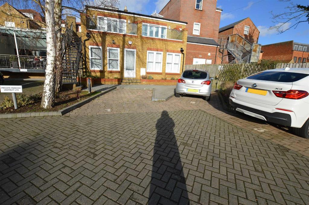 Ebury Road, Rickmansworth 2 bed apartment £1,400 pcm (£323 pw)